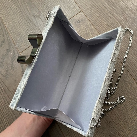 Classy silver purse - Picture 4 of 4